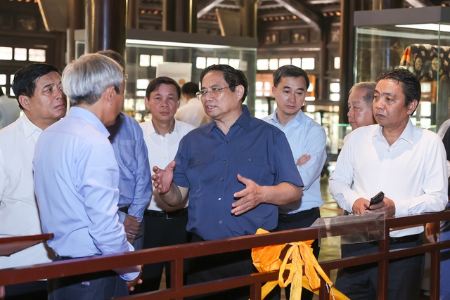 Thủ tướng kiểm tra tiến độ cầu vượt cửa biển Thuận An; thăm Bảo tàng Cổ vật cung đình Huế - Ảnh 5.