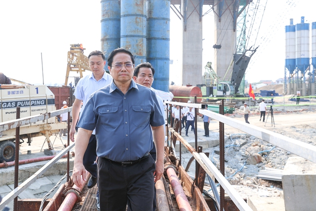 Thủ tướng kiểm tra tiến độ cầu vượt cửa biển Thuận An; thăm Bảo tàng Cổ vật cung đình Huế - Ảnh 1.