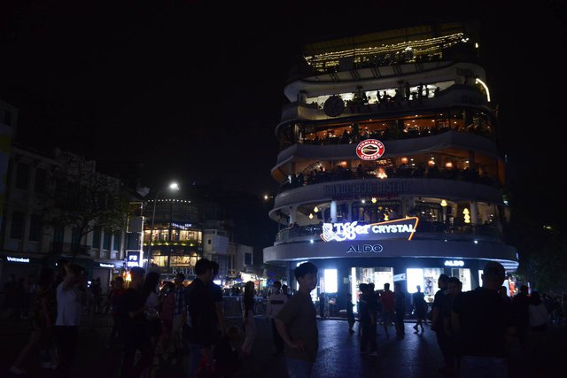 Nhiều tòa nhà lớn trung tâm TP.HCM, Hà Nội đồng loạt tắt điện đèn hưởng ứng Giờ Trái Đất 2023 - Ảnh 6.