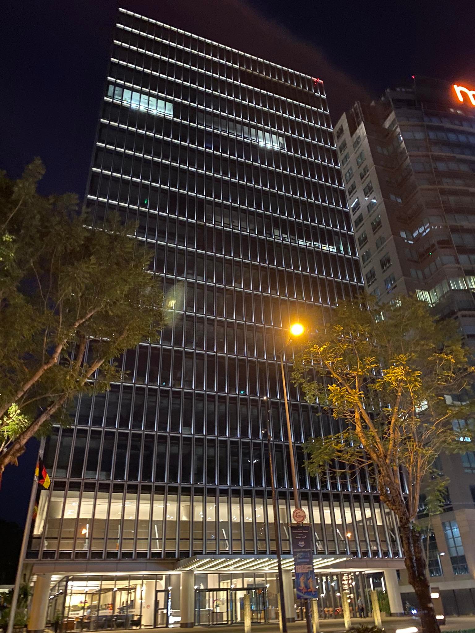 Nhiều tòa nhà lớn trung tâm TP.HCM, Hà Nội đồng loạt tắt điện đèn hưởng ứng Giờ Trái Đất 2023 - Ảnh 4.