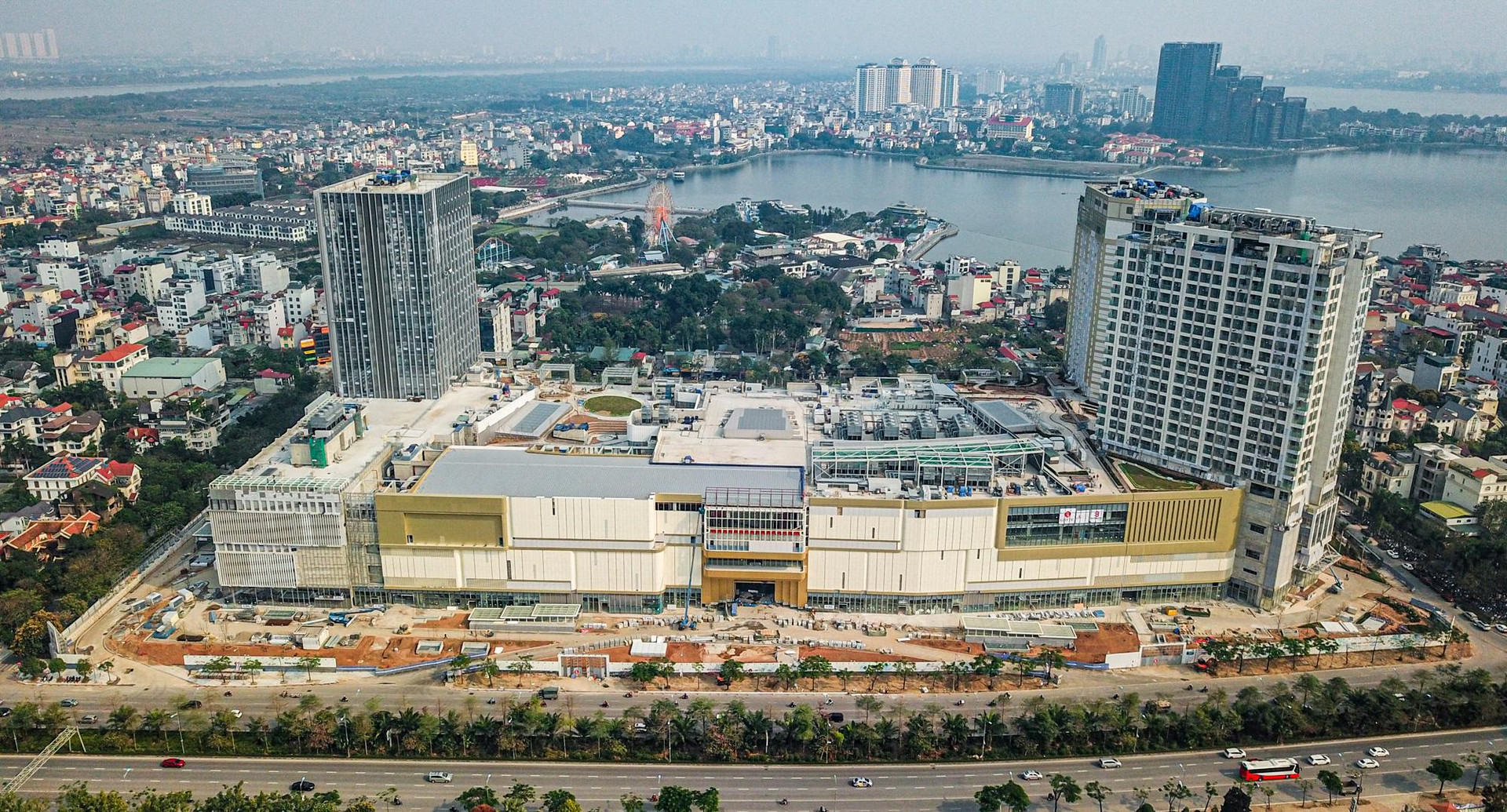 ‏[Photo Essay] Chung cư quanh TTTM đắt nhất thủ đô Lotte Mall Hanoi - Võ Chí Công đã hình thành mặt bằng giá mới lên đến 100 triệu đồng/m2 - Ảnh 1.