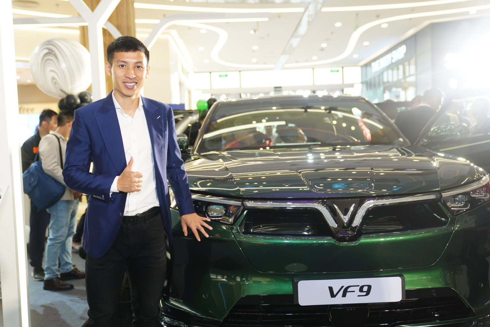 VinFast bàn giao 27 ô tô VF 9 đầu tiên cho khách hàng - Ảnh 1.