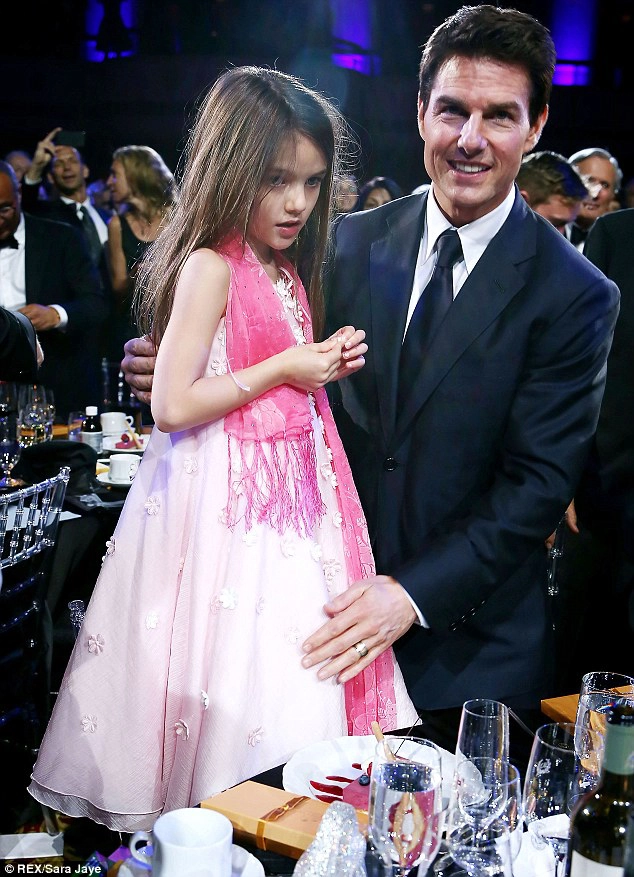 Con gái Tom Cruise sau hơn 10 năm không gặp bố: Tự kiếm tiền mà không cần dựa hơi bố triệu phú, thử sức làm một điều ít ai ngờ tới - Ảnh 2.