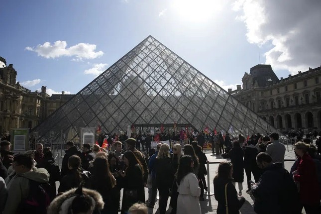 Pháp: Người biểu tình chặn lối vào Bảo tàng Louvre - Ảnh 1.