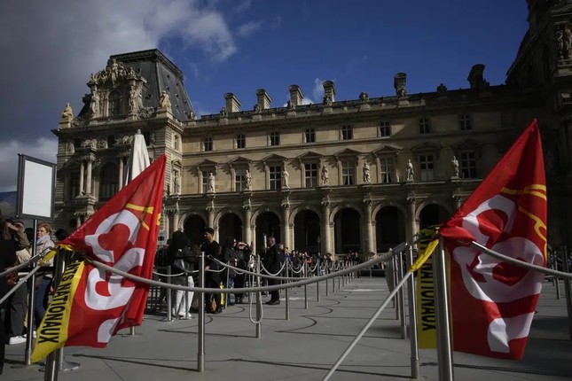 Pháp: Người biểu tình chặn lối vào Bảo tàng Louvre - Ảnh 5.