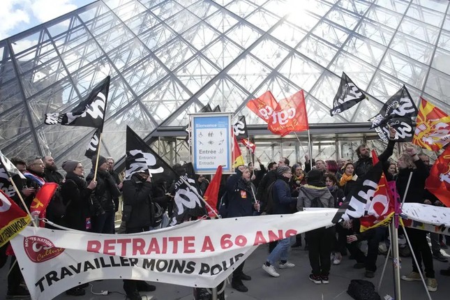 Pháp: Người biểu tình chặn lối vào Bảo tàng Louvre - Ảnh 3.