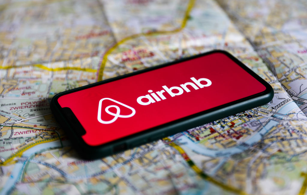 Vì sao doanh thu từ dịch vụ cho thuê nhà riêng Airbnb sụt giảm nghiệm trong dù nhu cầu du lịch vẫn tăng cao? - Ảnh 1.