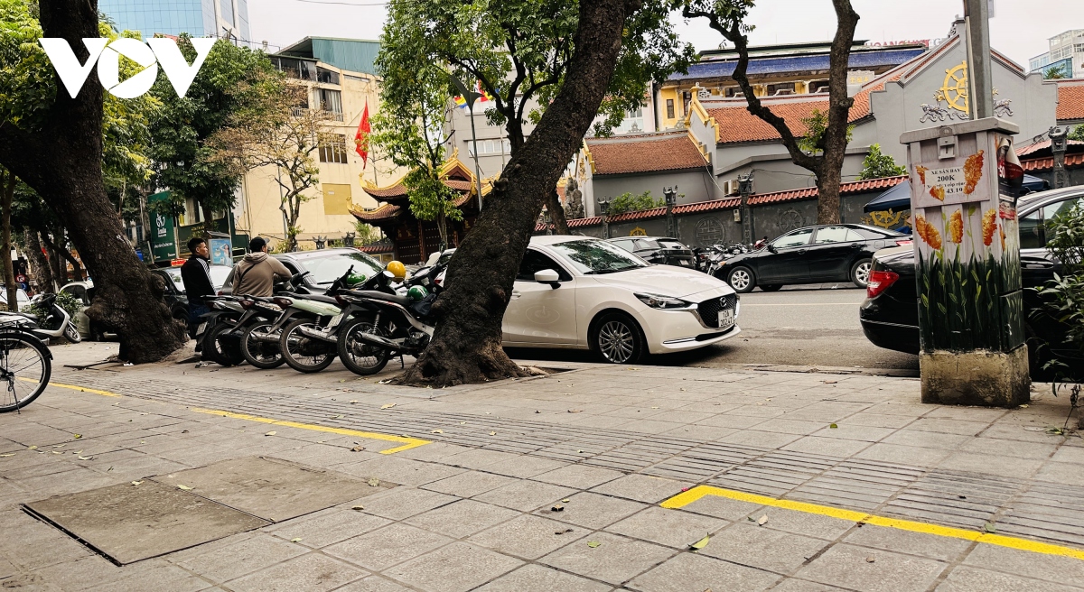 Ô tô, xe máy vẫn nghênh ngang đậu đầy vỉa hè dù Hà Nội quyết liệt xử lý - Ảnh 6.