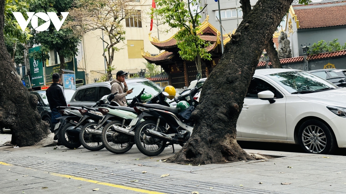 Ô tô, xe máy vẫn nghênh ngang đậu đầy vỉa hè dù Hà Nội quyết liệt xử lý - Ảnh 7.