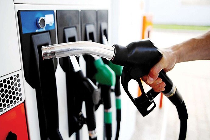 Giá dầu thế giới tăng vọt, giá xăng trong nước sắp tới thế nào? - Ảnh 1.