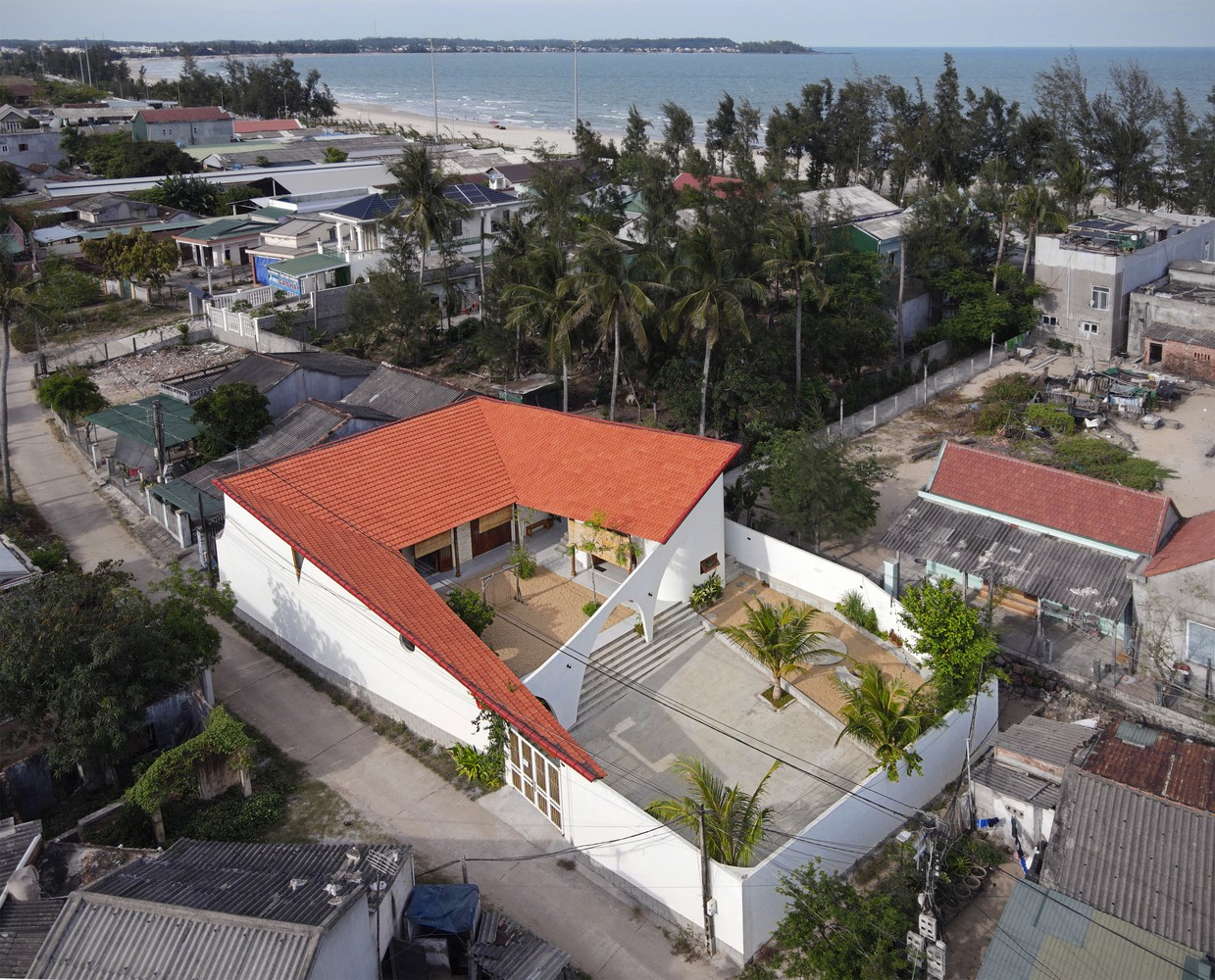 Kì lạ ngôi nhà nhìn như dải lụa trong gió - Ảnh 4.