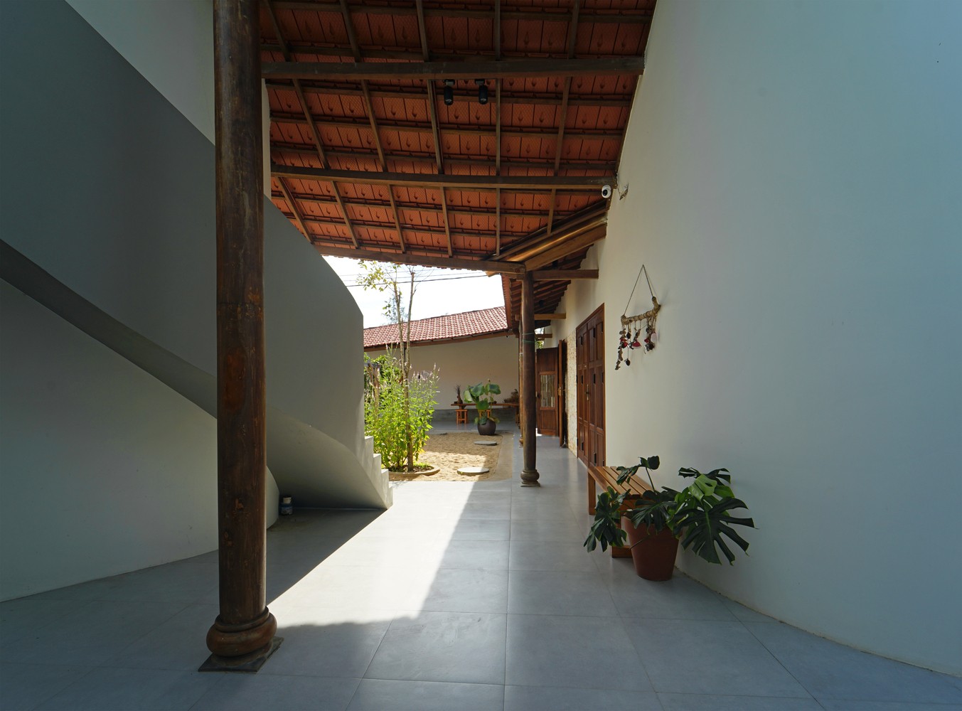 Kì lạ ngôi nhà nhìn như dải lụa trong gió - Ảnh 15.