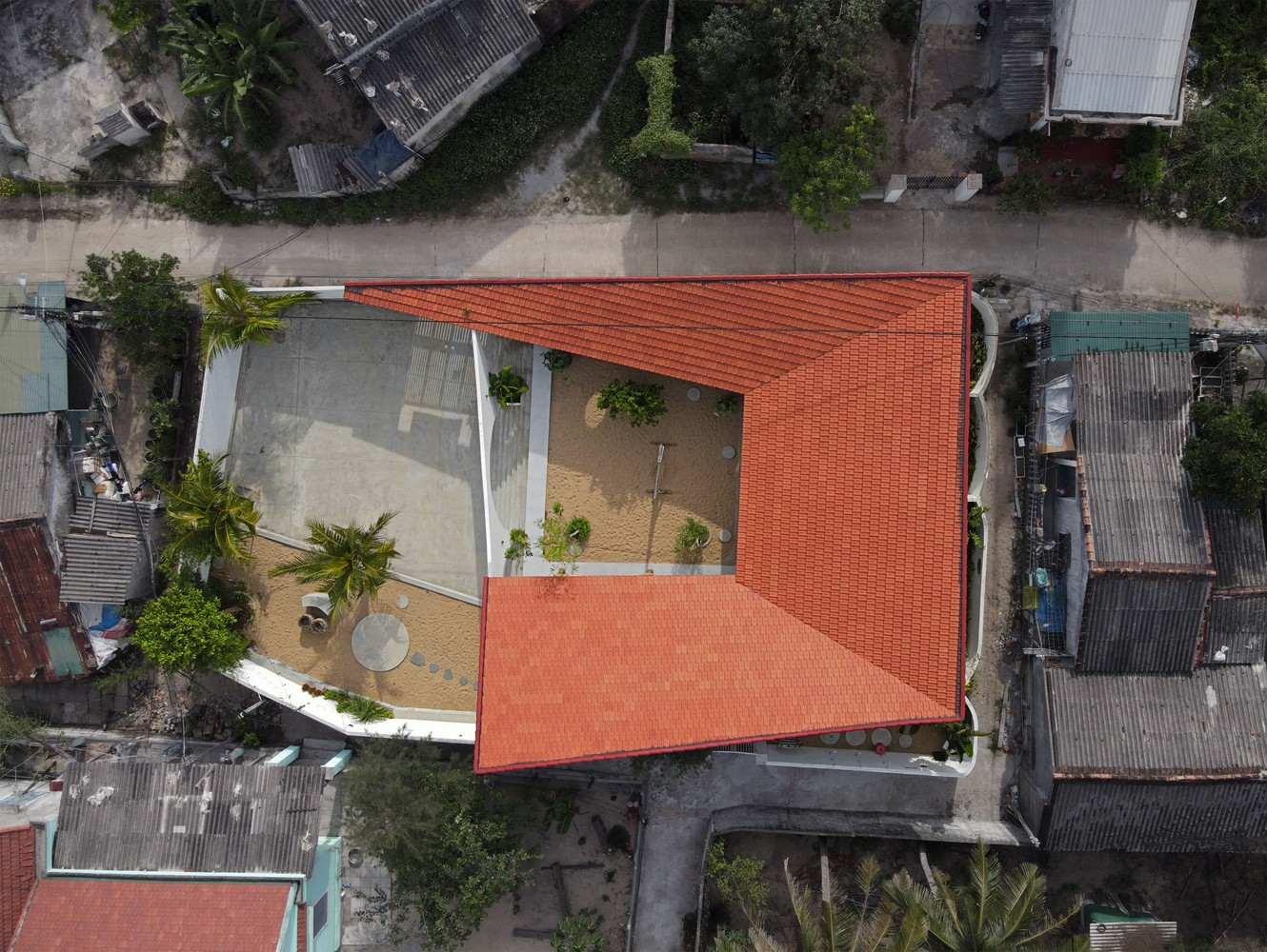 Kì lạ ngôi nhà nhìn như dải lụa trong gió - Ảnh 3.