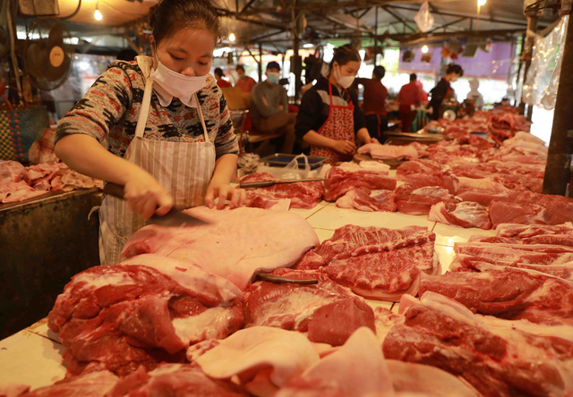 Giá thịt lợn hơi xuống dưới 50.000 đồng/kg - Ảnh 1.