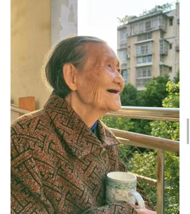 Cuộc sống tối giản của cụ bà 94 tuổi khiến nhiều bạn trẻ hâm mộ: Thì ra hạnh phúc đơn giản đến thế! - Ảnh 1.