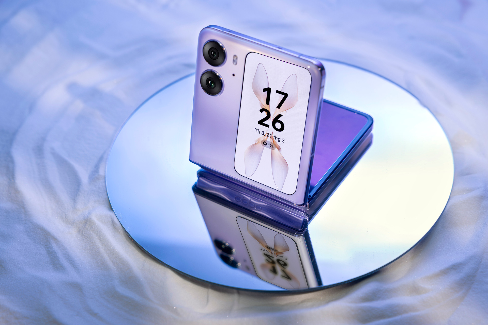 Smartphone gập vỏ sò với nếp gấp ‘tàng hình’, giá 19,9 triệu tại Việt Nam - Ảnh 2.