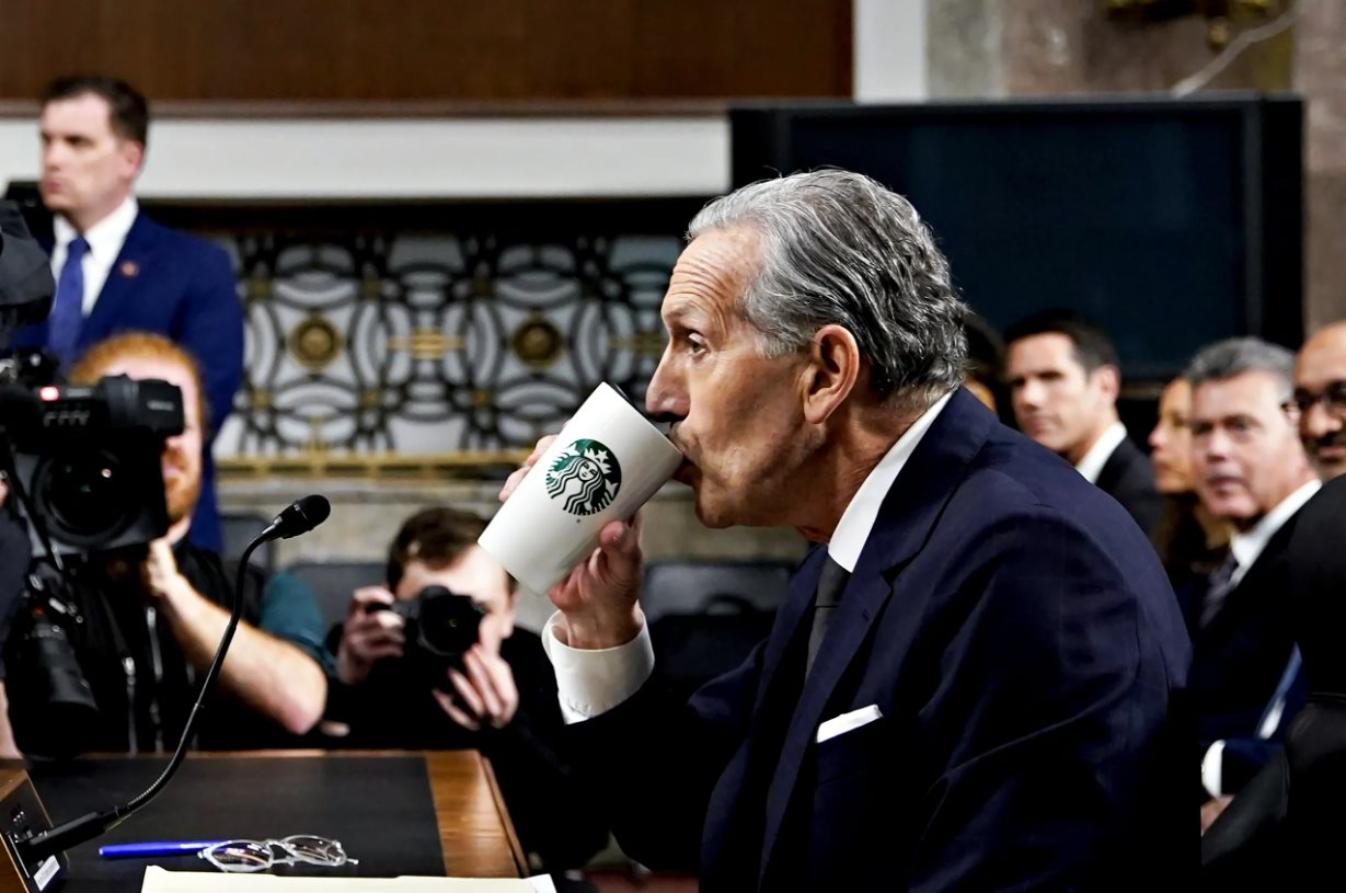 Bị gọi là tỷ phú, Cựu CEO Starbucks Howard Schultz tức giận: Đấy là tiền của tôi, chẳng ai cho không tôi cả - Ảnh 1.