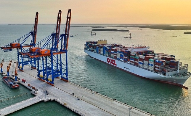 'Siêu tàu' container cập cảng Cái Mép - Thị Vải - Ảnh 1.