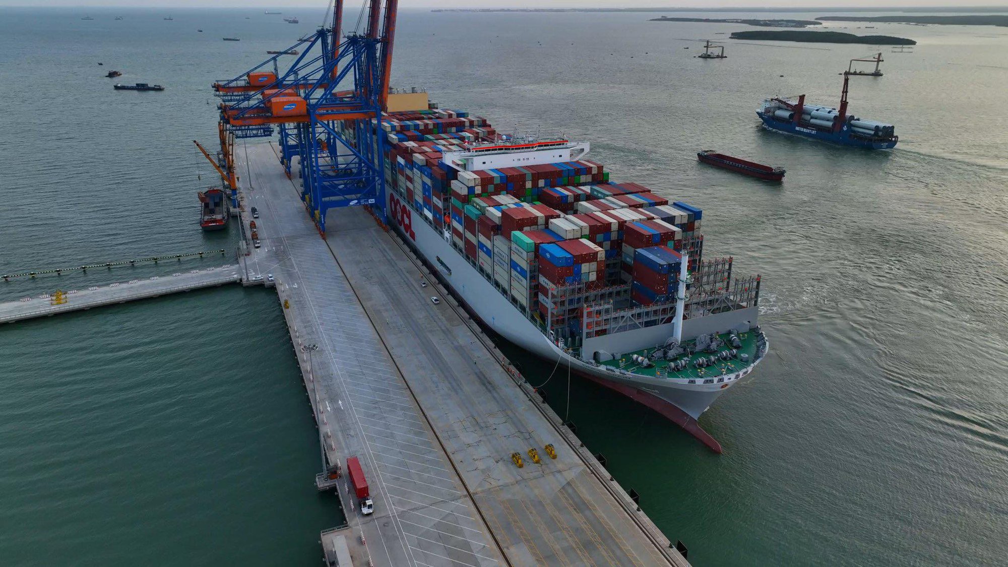 Cận cảnh siêu tàu container lớn nhất thế giới tại Bà Rịa - Vũng Tàu - Ảnh 4.