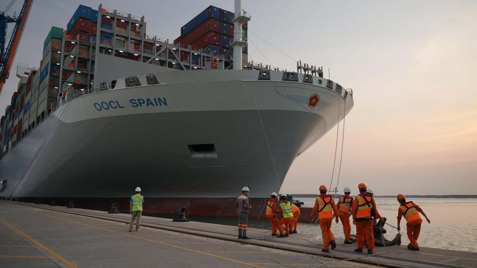 Cận cảnh siêu tàu container lớn nhất thế giới tại Bà Rịa - Vũng Tàu - Ảnh 5.