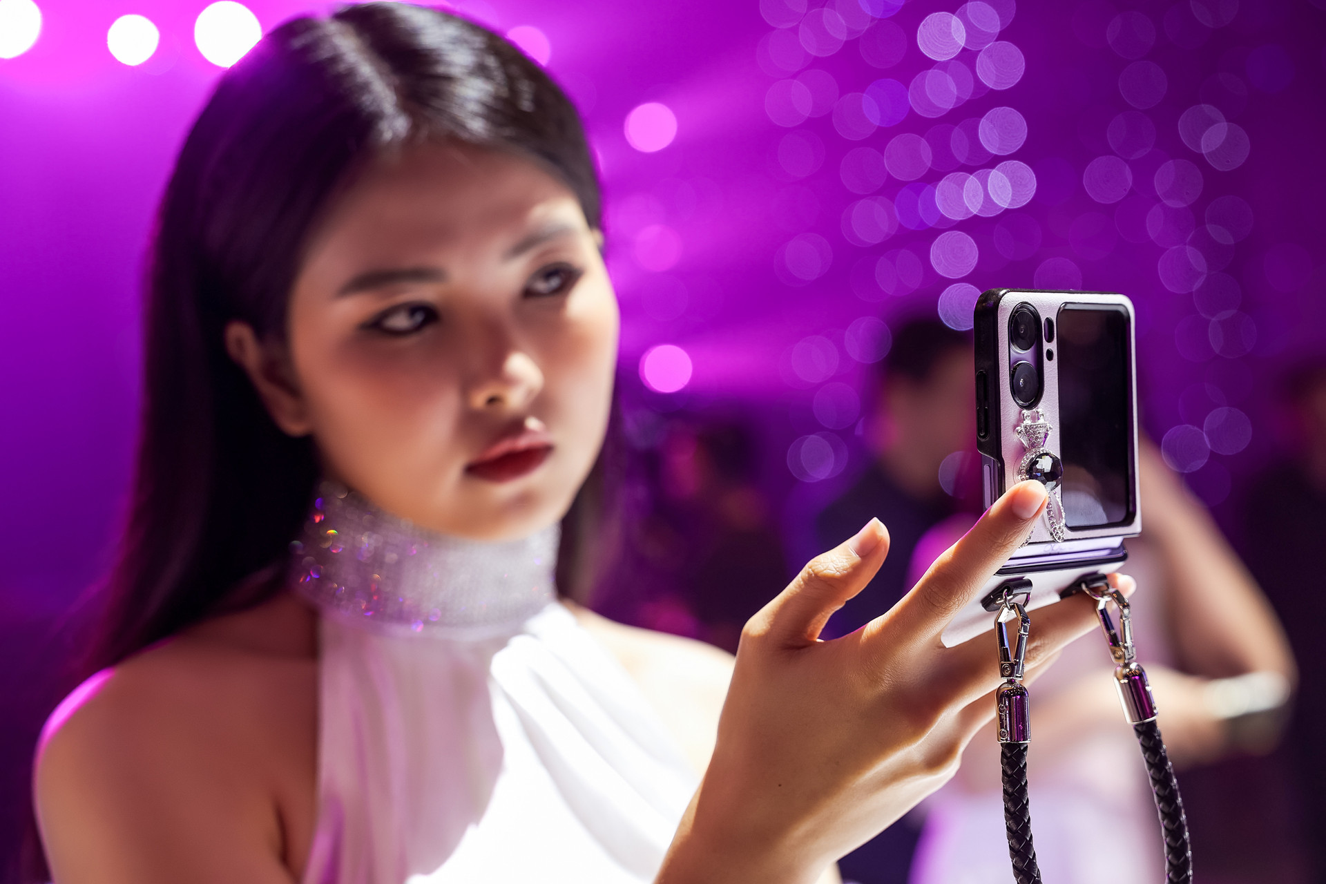 Smartphone gập vỏ sò với nếp gấp ‘tàng hình’, giá 19,9 triệu tại Việt Nam - Ảnh 1.