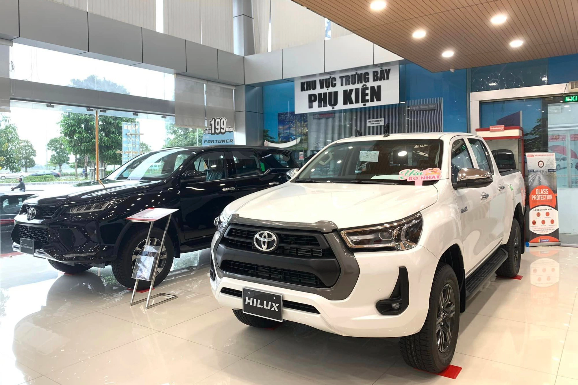 Ảnh thực tế Toyota Hilux 2023 bản duy nhất tại đại lý: Ra biển gần 1 tỷ đồng nhưng nội thất sơ sài, thua Ranger bản rẻ nhất - Ảnh 2.