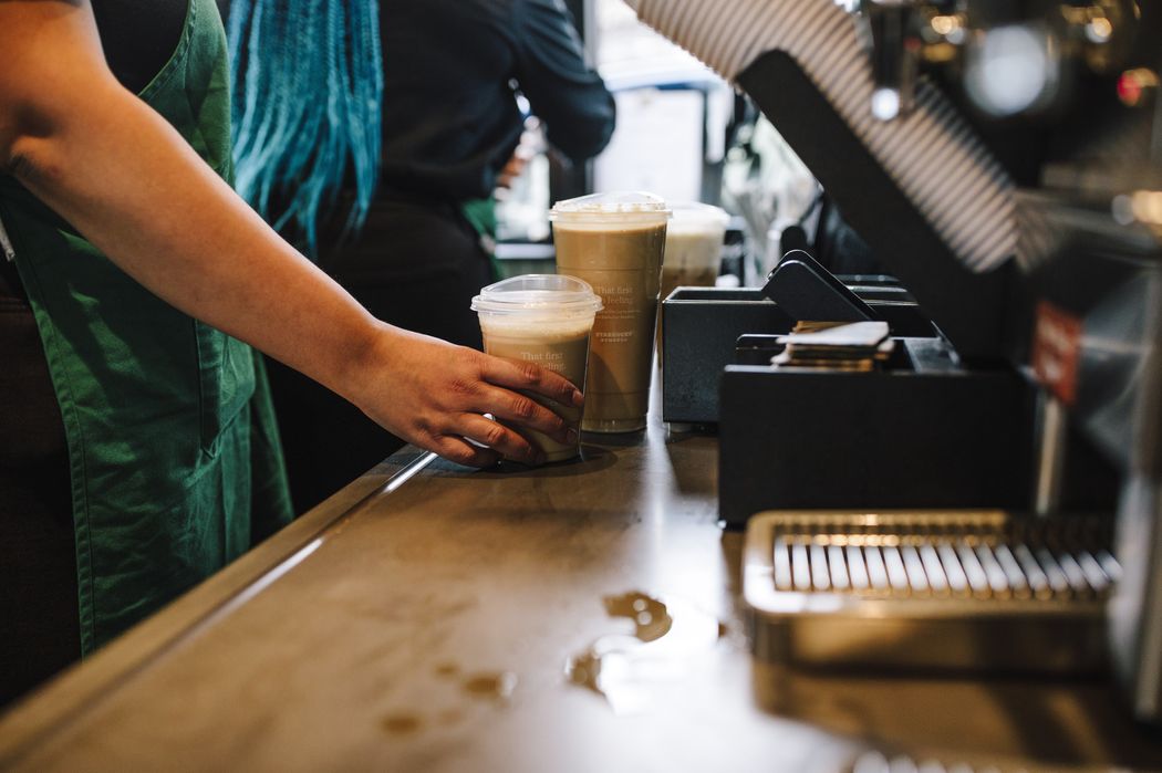 CEO “có tâm” nhất lịch sử Starbucks: Vừa quản lý công ty vừa làm nhân viên phục vụ, pha chế đồ uống và kiêm cả thu ngân, “hết hồn” vì thấy nhân viên vất vả quá - Ảnh 2.