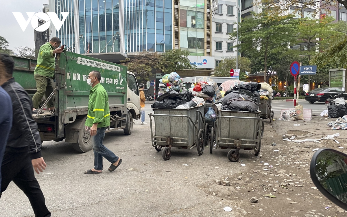 Xe thu gom rác hoạt động trong giờ cấm, xe tập kết rác chiếm dụng, lòng lề đường - Ảnh 3.