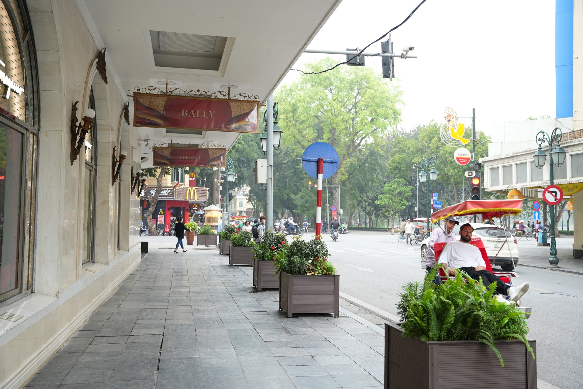 Cận cảnh tuyến phố đặc biệt có mái che vỉa hè lâu đời và duy nhất ở Thủ đô - Ảnh 3.