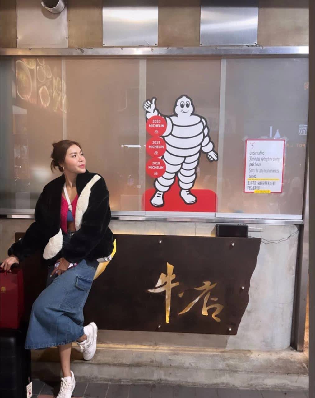 Loạt người đẹp Vbiz check-in du lịch nước ngoài: Tăng Thanh Hà sang chảnh tại Paris, siêu mẫu Minh Tú càn quét chợ đêm Đài Bắc - Ảnh 5.