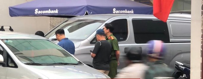 TP HCM: Công an gấp rút điều tra vụ rút vật giống súng đe dọa trong ngân hàng - Ảnh 1. TP HCM: Công an gấp rút điều tra vụ rút vật giống súng đe dọa trong ngân hàng - Ảnh 1.