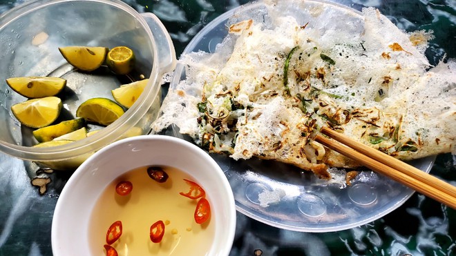  Thưởng thức món bánh chế biến trên chảo gang: Càng ăn càng khoái - Ảnh 8.