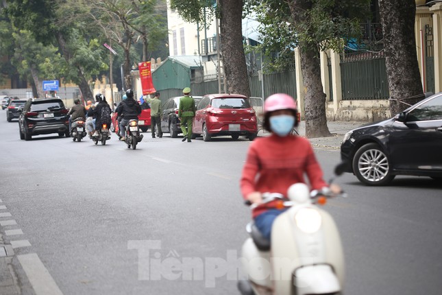 Phát loa, gọi điện thoại yêu cầu xe ô tô trả lại vỉa hè ở Hà Nội - Ảnh 2.