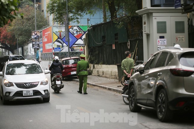 Phát loa, gọi điện thoại yêu cầu xe ô tô trả lại vỉa hè ở Hà Nội - Ảnh 1.