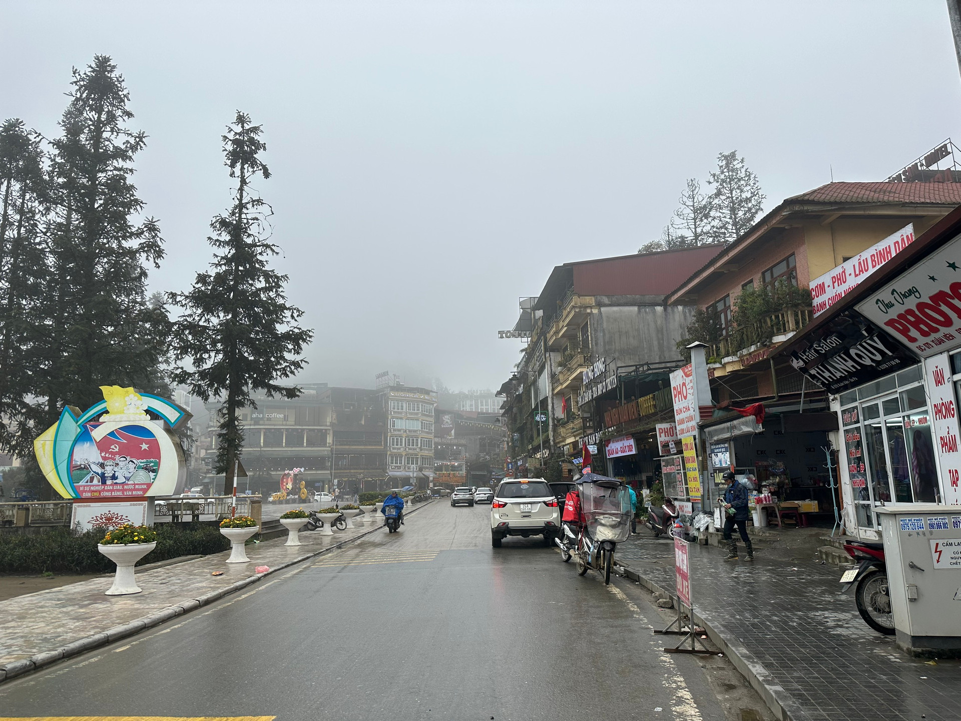 Giá bất động sản tại trung tâm một thị trấn miền núi ngang ngửa với Hà Nội, cầm 20 tỷ đồng cũng khó mua - Ảnh 2. Giá bất động sản tại trung tâm một thị trấn miền núi ngang ngửa với Hà Nội, cầm 20 tỷ đồng cũng khó mua - Ảnh 2.