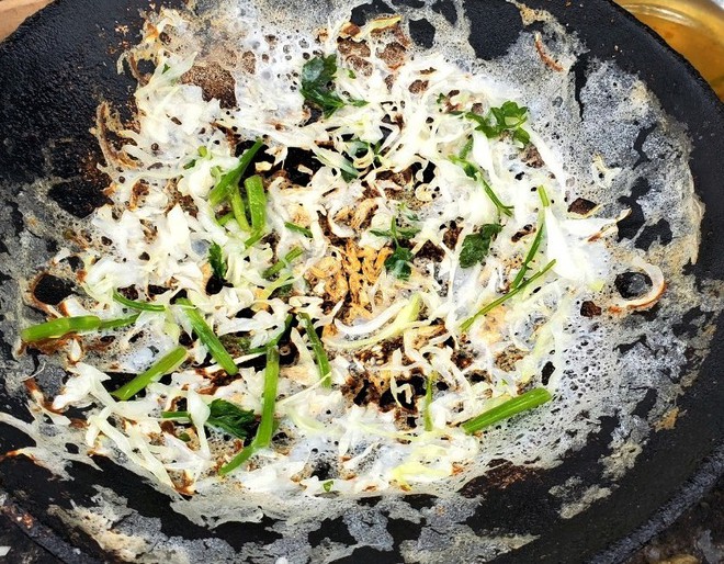 Thưởng thức món bánh chế biến trên chảo gang: Càng ăn càng khoái - Ảnh 6.