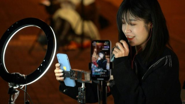 Xu hướng cực lạ tại Trung Quốc: livestream xuyên đêm ngoài đường để hút người hâm mộ trên TikTok, người xem càng nhiều thu nhập càng khủng - Ảnh 1.