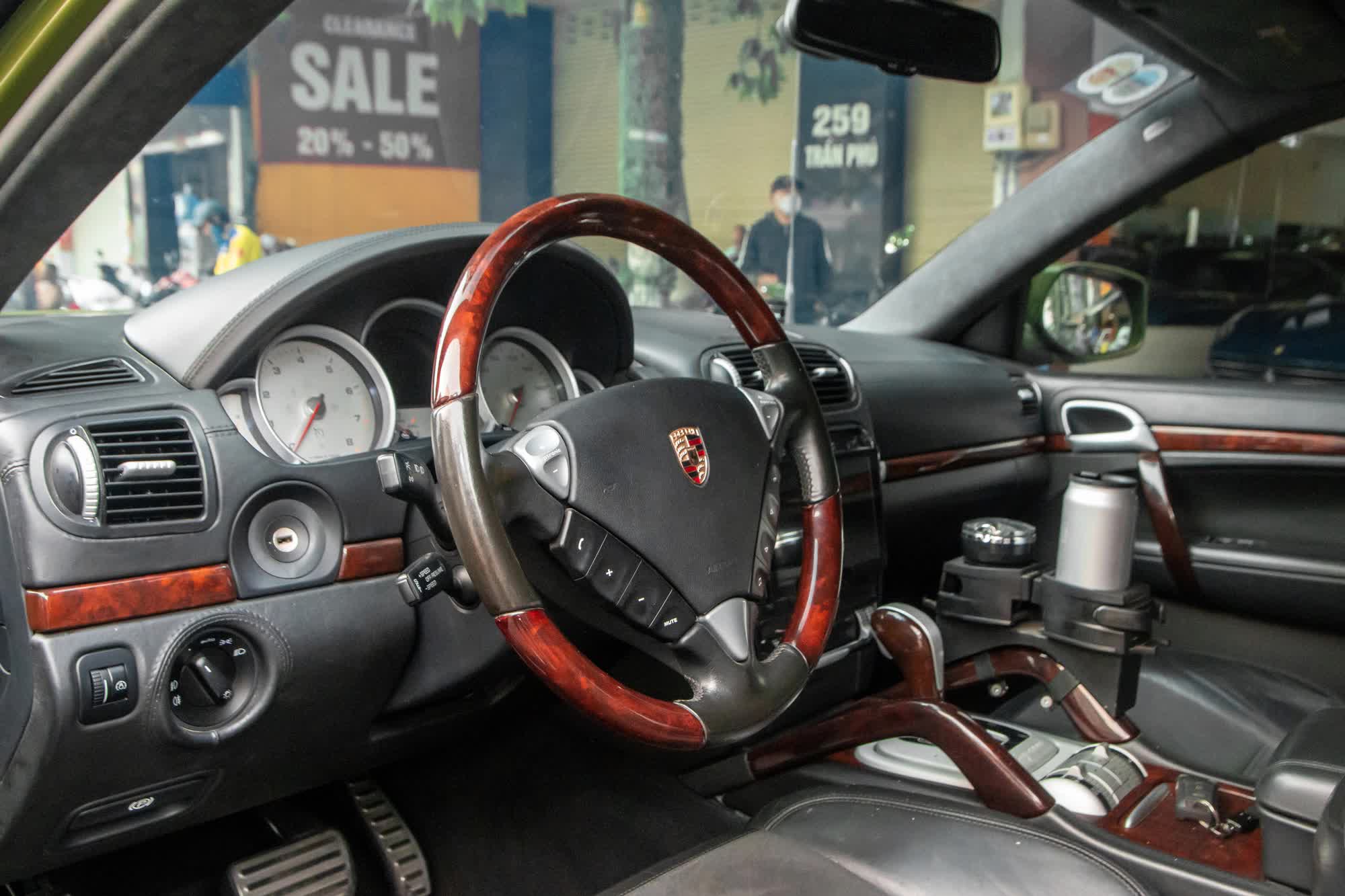 Người có tiền độ xe cũng khác: Ông Đặng Lê Nguyên Vũ mang hẳn Porsche Cayenne đời 2009 đi độ phong cách nhà binh - Ảnh 5.