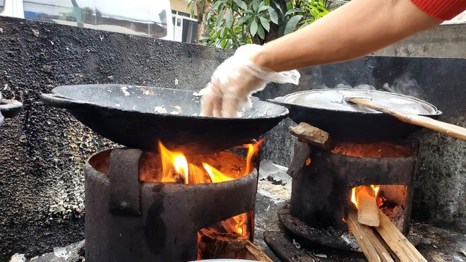 Thưởng thức món bánh chế biến trên chảo gang: Càng ăn càng khoái - Ảnh 3.