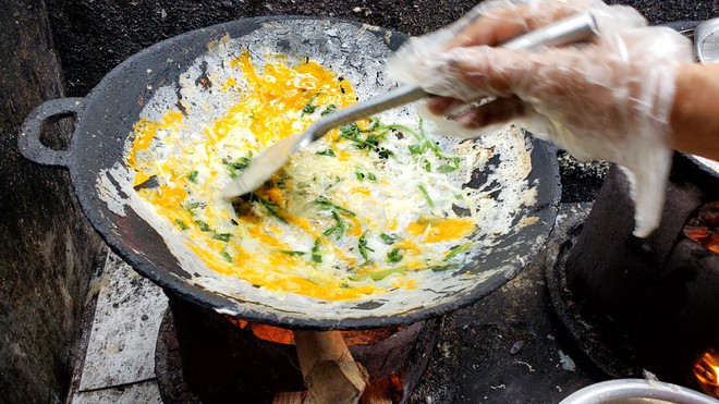  Thưởng thức món bánh chế biến trên chảo gang: Càng ăn càng khoái - Ảnh 2.