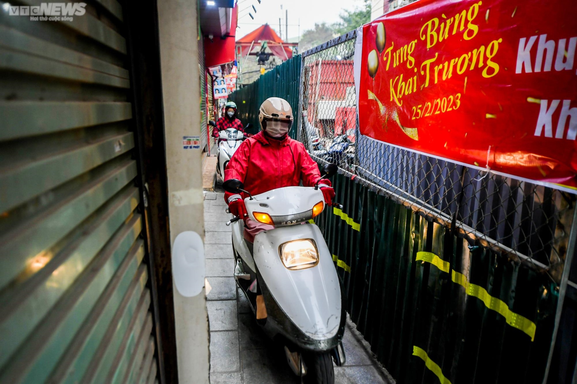 Hà Nội: Người dân chật vật di chuyển trên con đường chỉ vừa một xe máy - Ảnh 13.