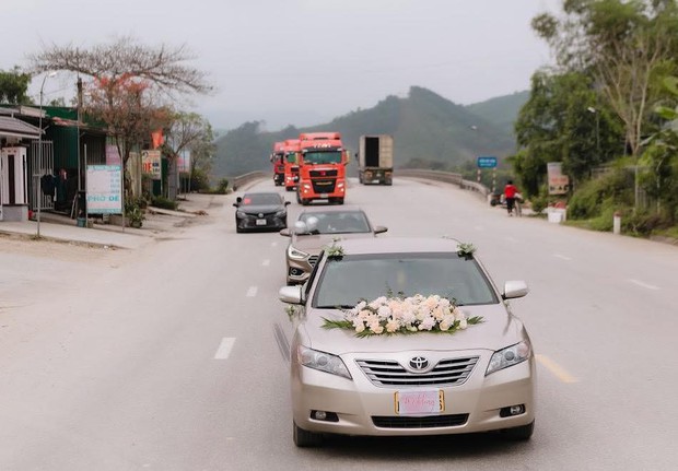  Chú rể Hà Tĩnh chơi lớn rước dâu bằng 20 xe container - Ảnh 3.