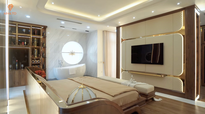 Căn siêu biệt thự trên mảnh đất 700m2 ở Đà Nẵng: Đèn chùm bằng pha lê mạ vàng 24k nặng vài tấn, phòng ngủ cho con trai 3 tuổi rộng gần 80m2 - Ảnh 15. Căn siêu biệt thự trên mảnh đất 700m2 ở Đà Nẵng: Đèn chùm bằng pha lê mạ vàng 24k nặng vài tấn, phòng ngủ cho con trai 3 tuổi rộng gần 80m2 - Ảnh 15.
