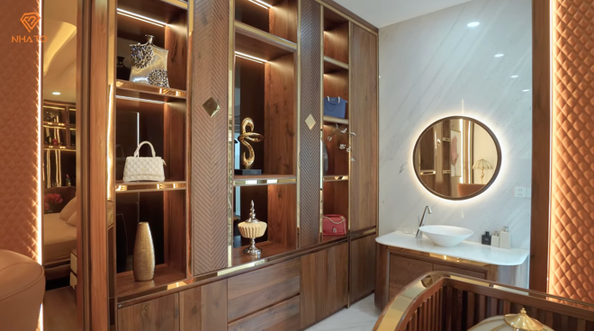 Căn siêu biệt thự trên mảnh đất 700m2 ở Đà Nẵng: Đèn chùm bằng pha lê mạ vàng 24k nặng vài tấn, phòng ngủ cho con trai 3 tuổi rộng gần 80m2 - Ảnh 14. Căn siêu biệt thự trên mảnh đất 700m2 ở Đà Nẵng: Đèn chùm bằng pha lê mạ vàng 24k nặng vài tấn, phòng ngủ cho con trai 3 tuổi rộng gần 80m2 - Ảnh 14.