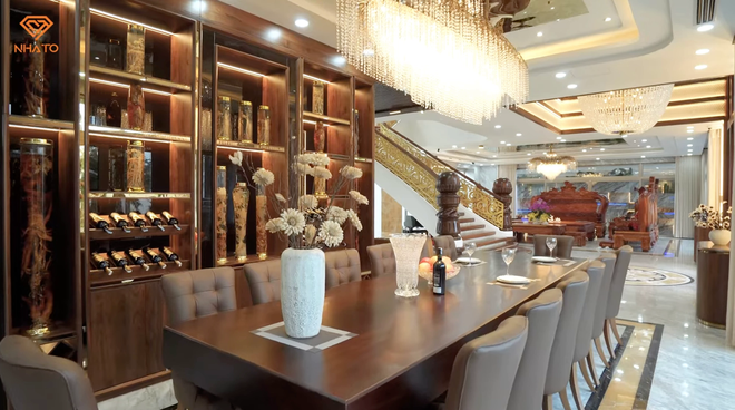 Căn siêu biệt thự trên mảnh đất 700m2 ở Đà Nẵng: Đèn chùm bằng pha lê mạ vàng 24k nặng vài tấn, phòng ngủ cho con trai 3 tuổi rộng gần 80m2 - Ảnh 12. Căn siêu biệt thự trên mảnh đất 700m2 ở Đà Nẵng: Đèn chùm bằng pha lê mạ vàng 24k nặng vài tấn, phòng ngủ cho con trai 3 tuổi rộng gần 80m2 - Ảnh 12.