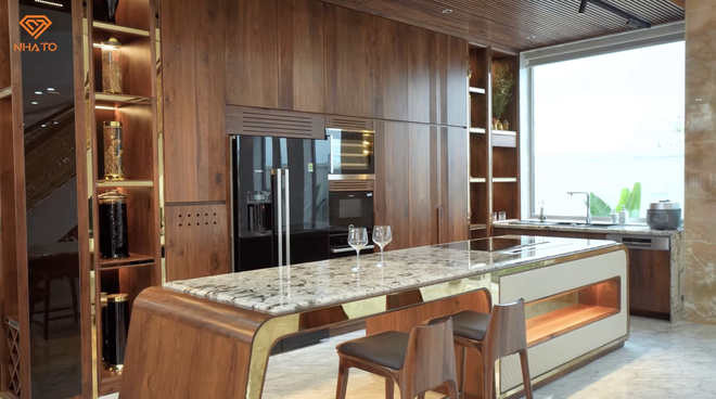 Căn siêu biệt thự trên mảnh đất 700m2 ở Đà Nẵng: Đèn chùm bằng pha lê mạ vàng 24k nặng vài tấn, phòng ngủ cho con trai 3 tuổi rộng gần 80m2 - Ảnh 11. Căn siêu biệt thự trên mảnh đất 700m2 ở Đà Nẵng: Đèn chùm bằng pha lê mạ vàng 24k nặng vài tấn, phòng ngủ cho con trai 3 tuổi rộng gần 80m2 - Ảnh 11.