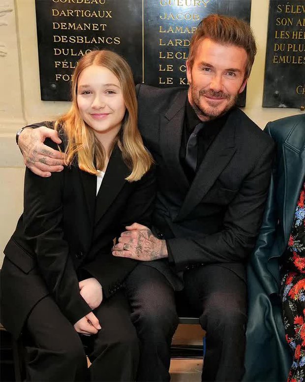  David Beckham lịch lãm khi hội ngộ người bạn thân Ronaldo béo tại show thời trang của vợ - Ảnh 5.