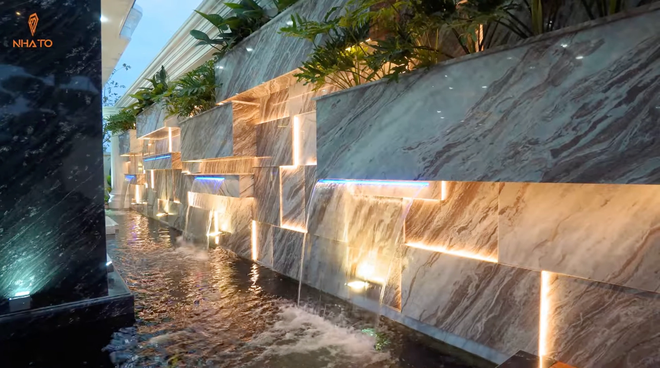 Căn siêu biệt thự trên mảnh đất 700m2 ở Đà Nẵng: Đèn chùm bằng pha lê mạ vàng 24k nặng vài tấn, phòng ngủ cho con trai 3 tuổi rộng gần 80m2 - Ảnh 5. Căn siêu biệt thự trên mảnh đất 700m2 ở Đà Nẵng: Đèn chùm bằng pha lê mạ vàng 24k nặng vài tấn, phòng ngủ cho con trai 3 tuổi rộng gần 80m2 - Ảnh 5.