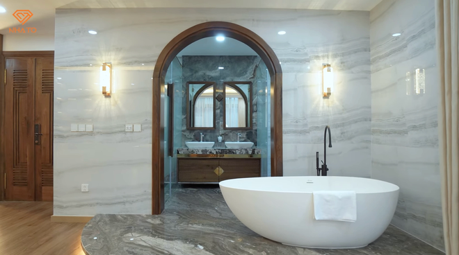 Căn siêu biệt thự trên mảnh đất 700m2 ở Đà Nẵng: Đèn chùm bằng pha lê mạ vàng 24k nặng vài tấn, phòng ngủ cho con trai 3 tuổi rộng gần 80m2 - Ảnh 25. Căn siêu biệt thự trên mảnh đất 700m2 ở Đà Nẵng: Đèn chùm bằng pha lê mạ vàng 24k nặng vài tấn, phòng ngủ cho con trai 3 tuổi rộng gần 80m2 - Ảnh 25.