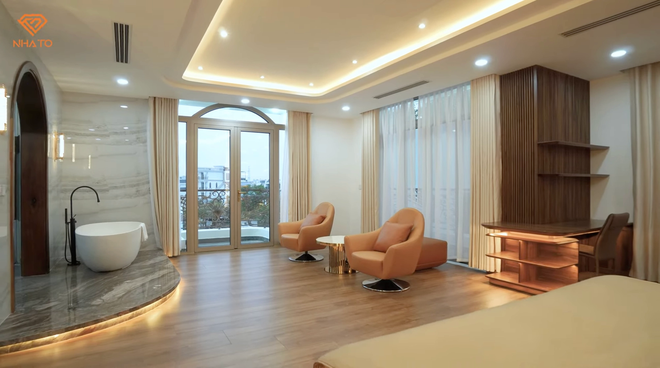 Căn siêu biệt thự trên mảnh đất 700m2 ở Đà Nẵng: Đèn chùm bằng pha lê mạ vàng 24k nặng vài tấn, phòng ngủ cho con trai 3 tuổi rộng gần 80m2 - Ảnh 24. Căn siêu biệt thự trên mảnh đất 700m2 ở Đà Nẵng: Đèn chùm bằng pha lê mạ vàng 24k nặng vài tấn, phòng ngủ cho con trai 3 tuổi rộng gần 80m2 - Ảnh 24.